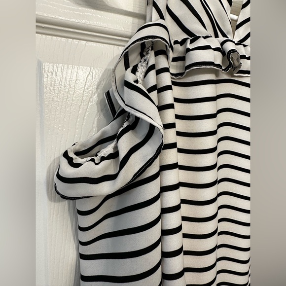 Maurices Striped Shoulder Peaking Blouse Size XSmall - Picture 12 of 13
